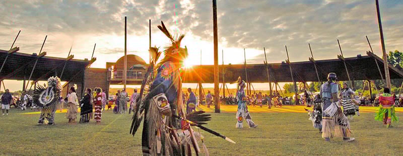 Mỹ: Đàn ông đa thê bộ lạc Sioux nổi tiếng với “thuốc tình yêu” và hôn lễ “quấn chăn” - Ảnh 4.