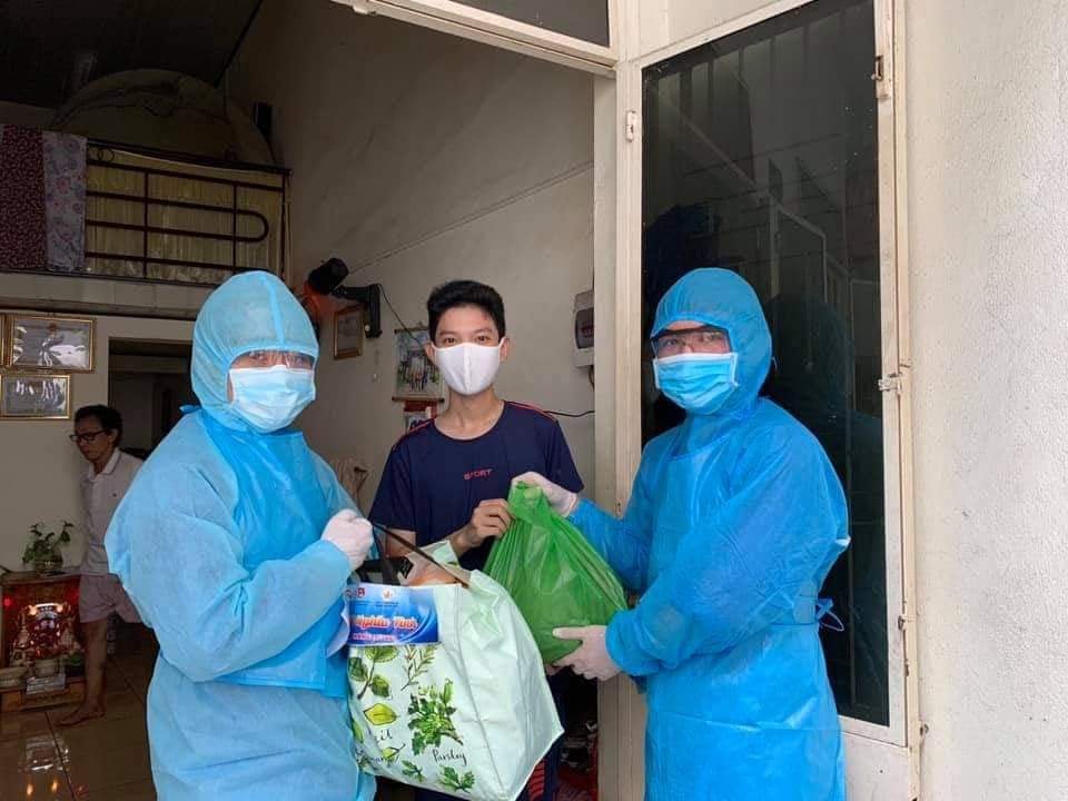 Đà Nẵng: 1.400 suất quà yêu thương đến tận tay các gia đình khó khăn do ảnh hưởng Covid-19 - Ảnh 1. Đà Nẵng: 1.400 suất quà yêu thương đến tận tay các gia đình khó khăn do ảnh hưởng Covid-19 - Ảnh 1.