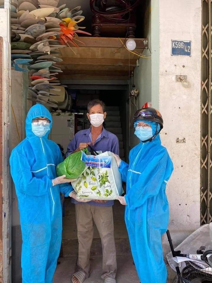 Đà Nẵng: 1.400 suất quà yêu thương đến tận tay các gia đình khó khăn do ảnh hưởng Covid-19 - Ảnh 5. Đà Nẵng: 1.400 suất quà yêu thương đến tận tay các gia đình khó khăn do ảnh hưởng Covid-19 - Ảnh 5.