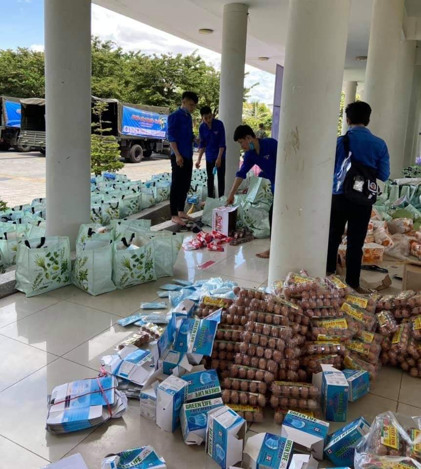 Đà Nẵng: 1.400 suất quà yêu thương đến tận tay các gia đình khó khăn do ảnh hưởng Covid-19 - Ảnh 6. Đà Nẵng: 1.400 suất quà yêu thương đến tận tay các gia đình khó khăn do ảnh hưởng Covid-19 - Ảnh 6.