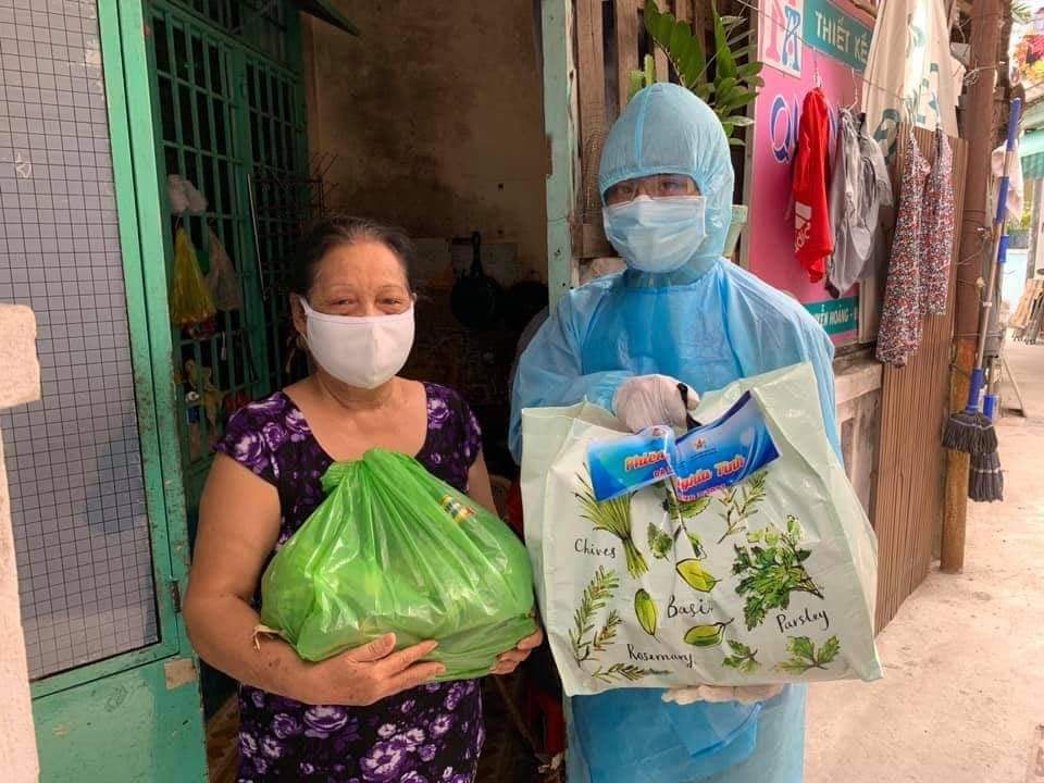 Đà Nẵng: 1.400 suất quà yêu thương đến tận tay các gia đình khó khăn do ảnh hưởng Covid-19 - Ảnh 4. Đà Nẵng: 1.400 suất quà yêu thương đến tận tay các gia đình khó khăn do ảnh hưởng Covid-19 - Ảnh 4.