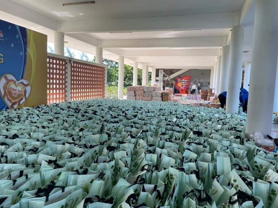 Đà Nẵng: 1.400 suất quà yêu thương đến tận tay các gia đình khó khăn do ảnh hưởng Covid-19 - Ảnh 7. Đà Nẵng: 1.400 suất quà yêu thương đến tận tay các gia đình khó khăn do ảnh hưởng Covid-19 - Ảnh 7.