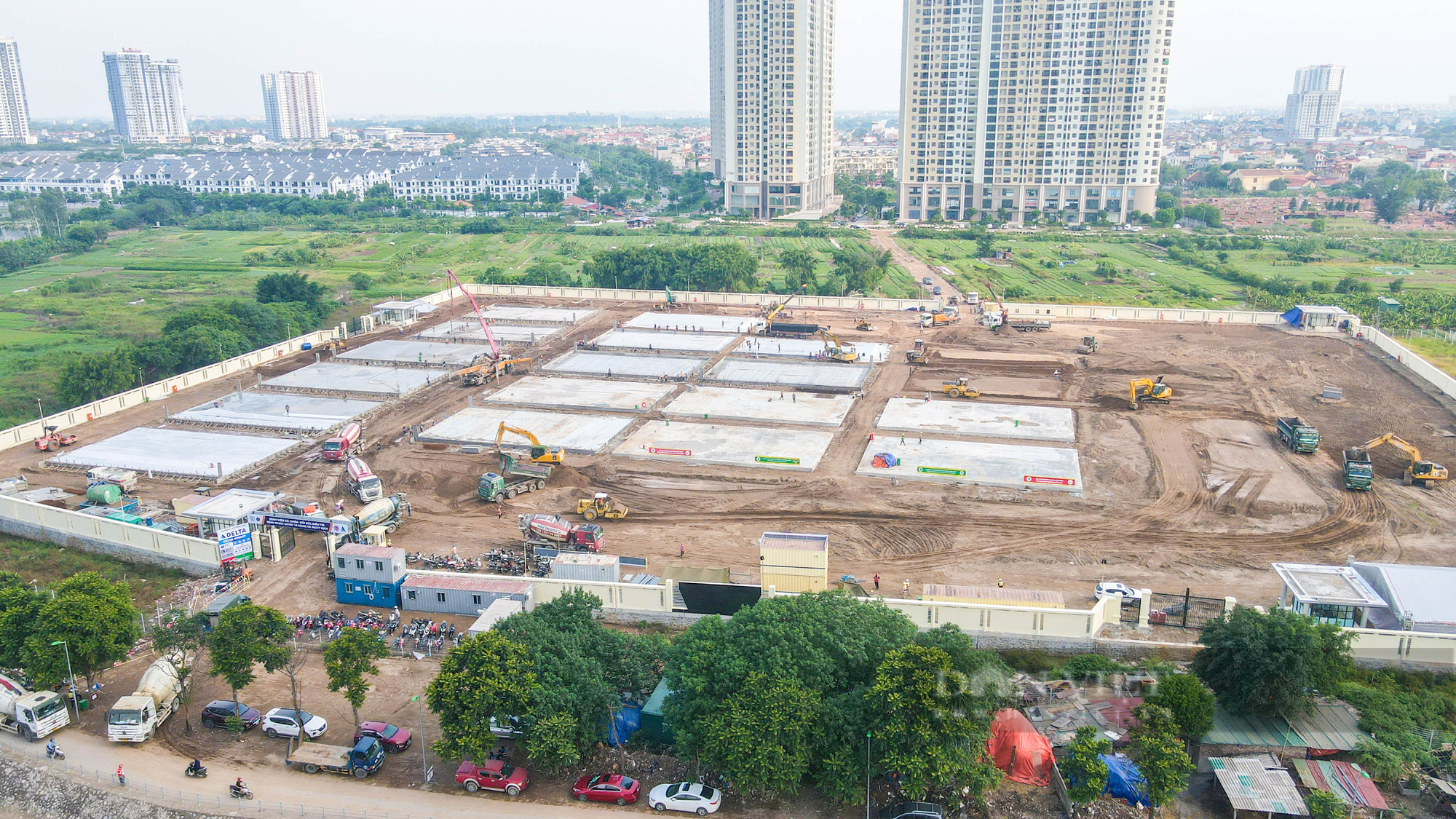 Gấp rút thi công bệnh viện dã chiến 700 giường điều trị Covid-19 tại Hà Nội - Ảnh 3.