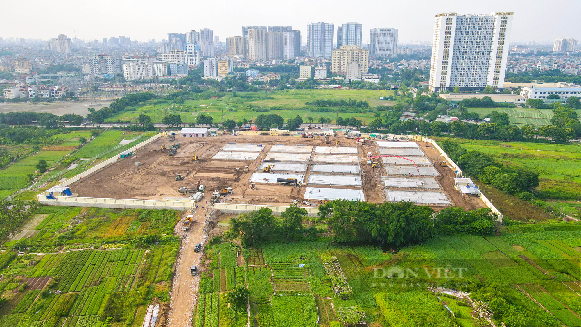 Gấp rút thi công bệnh viện dã chiến 700 giường điều trị Covid-19 tại Hà Nội - Ảnh 13.