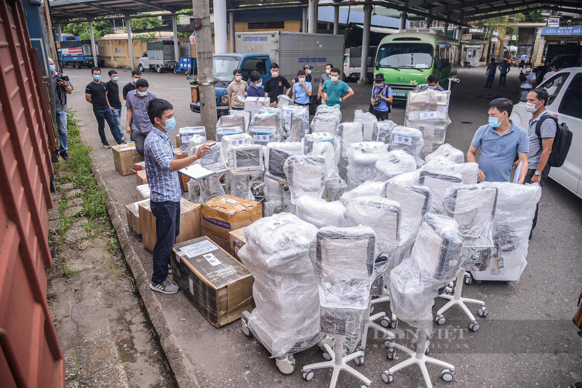 Cận cảnh chuyến tàu đặc biệt chở nhiều trang thiết bị y tế vào hỗ trợ Tp. Hồ Chí Minh  - Ảnh 1.