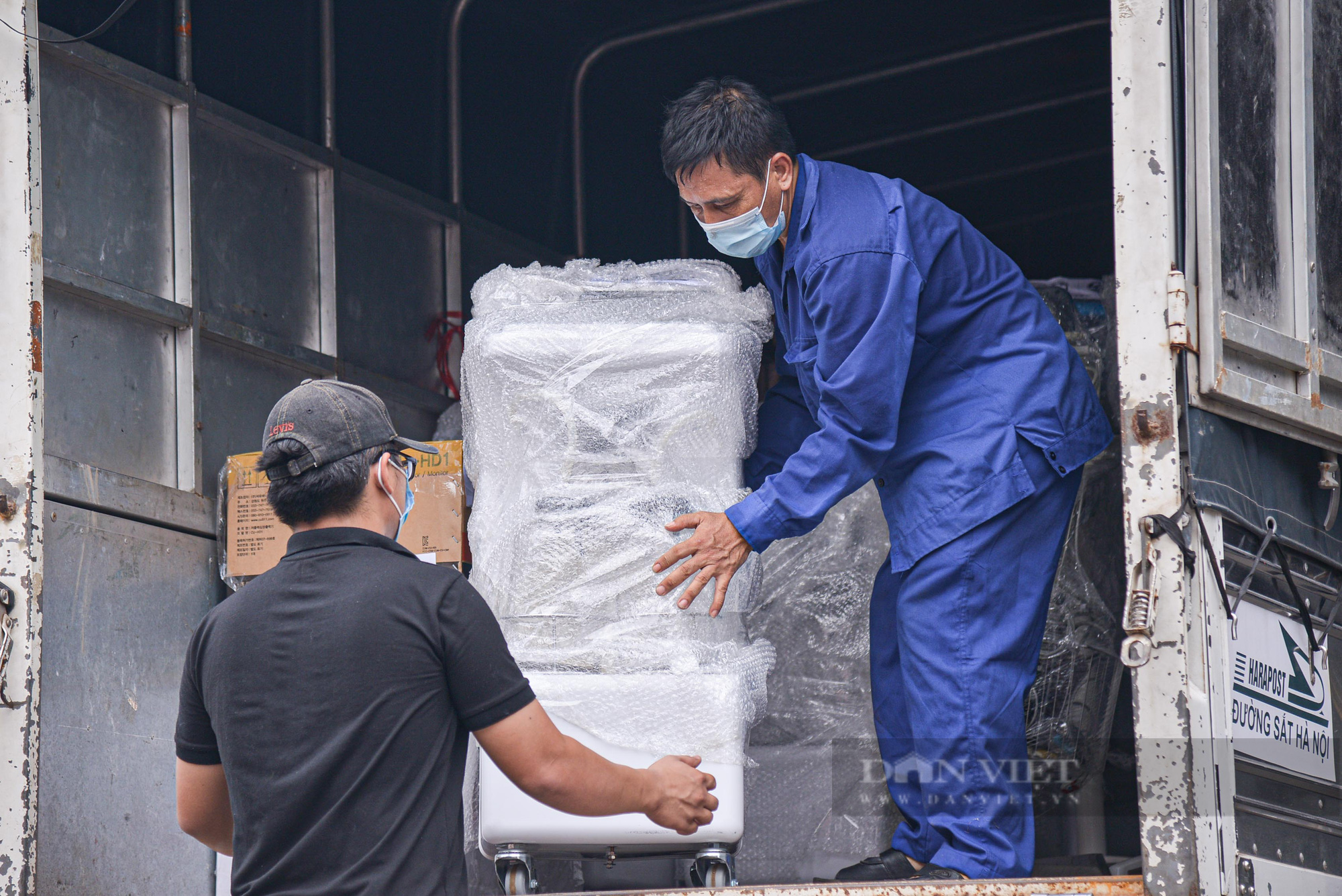 Cận cảnh chuyến tàu đặc biệt chở nhiều trang thiết bị y tế vào hỗ trợ Tp. Hồ Chí Minh  - Ảnh 7.
