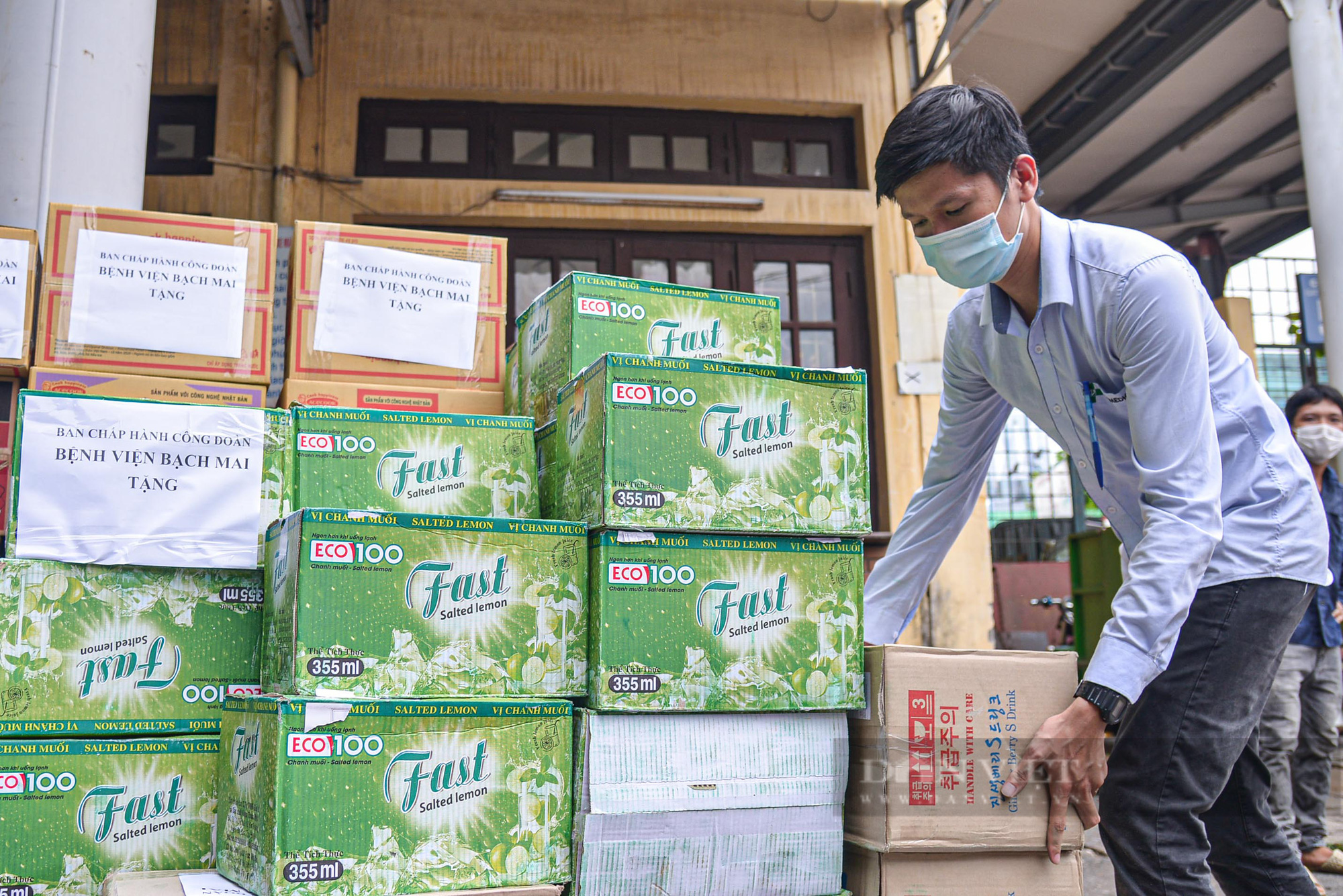 Cận cảnh chuyến tàu đặc biệt chở nhiều trang thiết bị y tế vào hỗ trợ Tp. Hồ Chí Minh  - Ảnh 10.