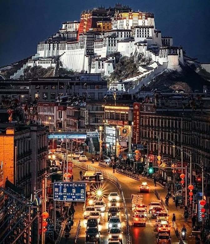 Du lịch tâm linh: Lhasa - Điểm đến ở độ cao 3.700m của hàng nghìn du khách - Ảnh 1.