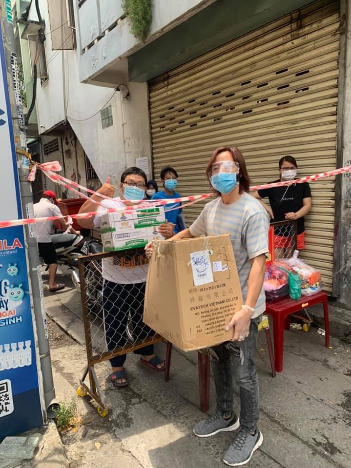 Việt Hương kể về những góc khuất khi làm từ thiện chống dịch Covid-19 tại TP Hồ Chí Minh - Ảnh 2.