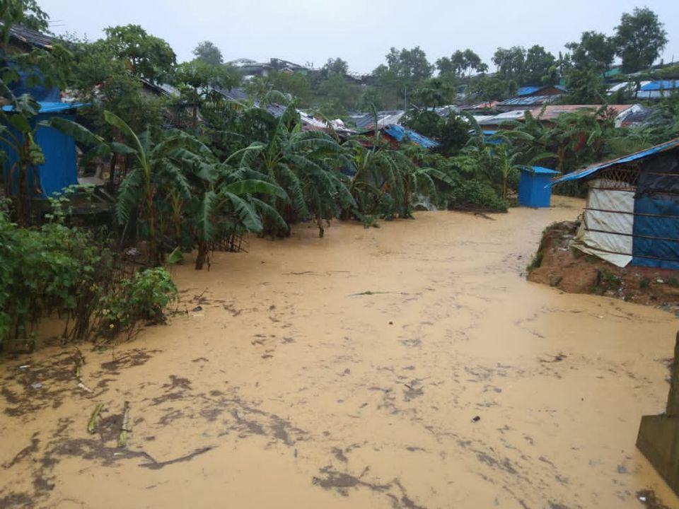 Hàng nghìn người Bangladesh phải di dời khi lũ lụt ập đến  - Ảnh 1.