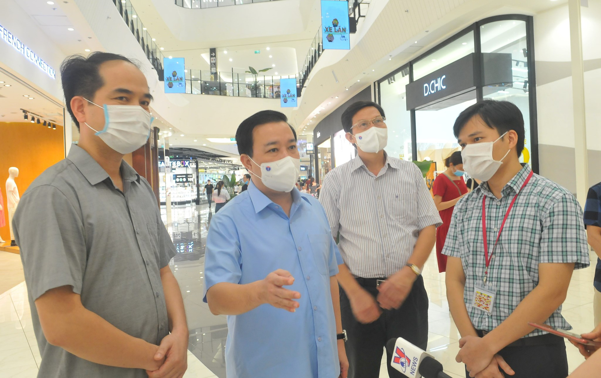 Lãnh đạo Hà Nội kiểm tra đột xuất công tác chống dịch Covid-19 tại AEON Mall và Highlands Coffee - Ảnh 1.