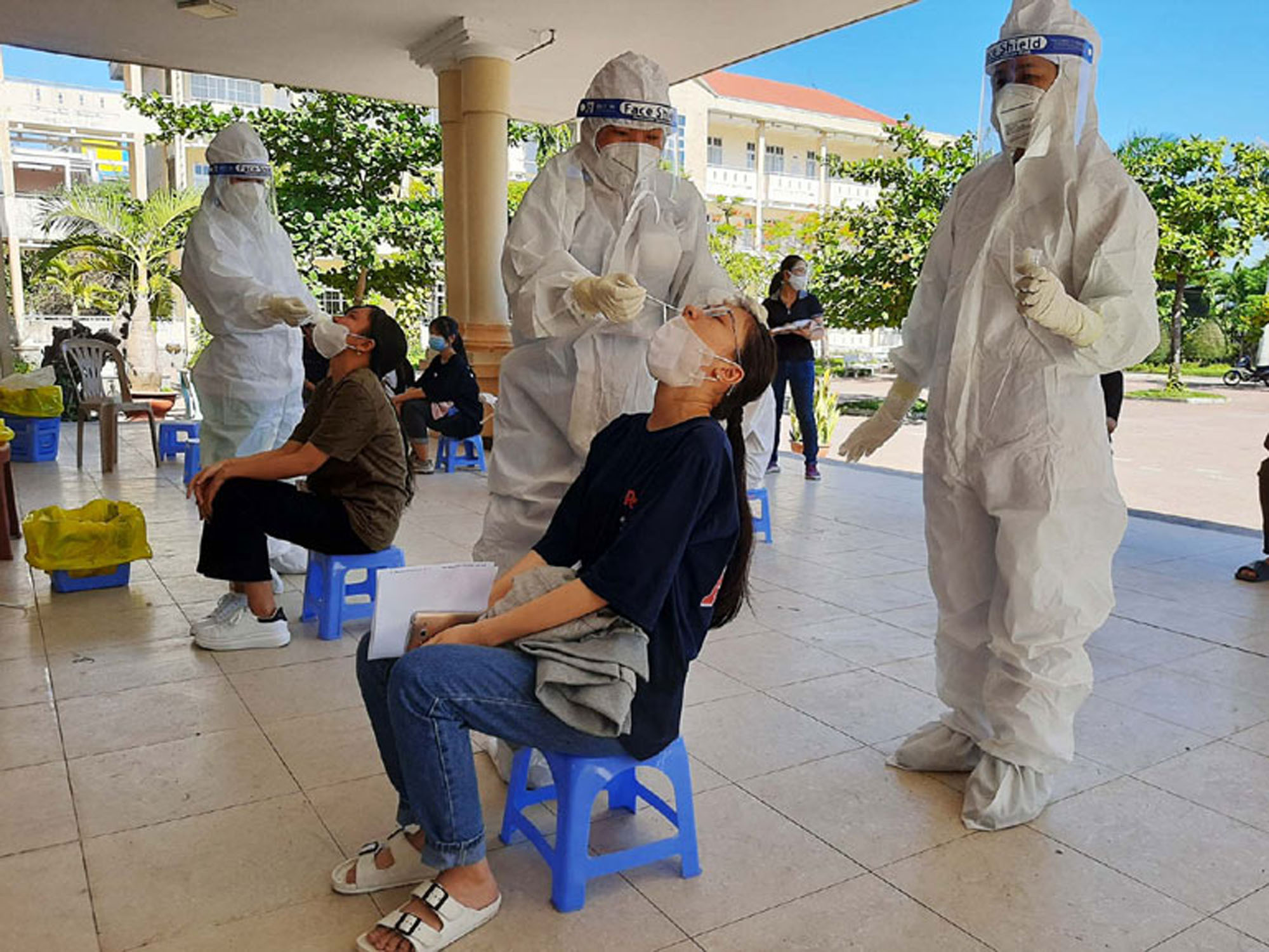 Phú Yên: 2.405 thí sinh thi THPT đã lấy mẫu xét nghiệm Covid-19 - Ảnh 2.