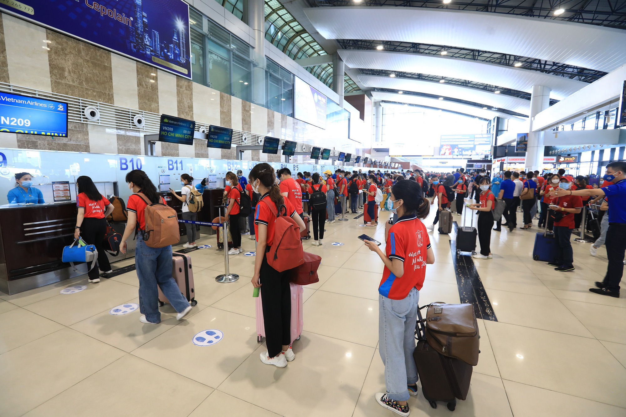 Chuyến bay Vietnam Airlines chở 350 cán bộ, giảng viên và sinh viên có gì đặc biệt? - Ảnh 1.