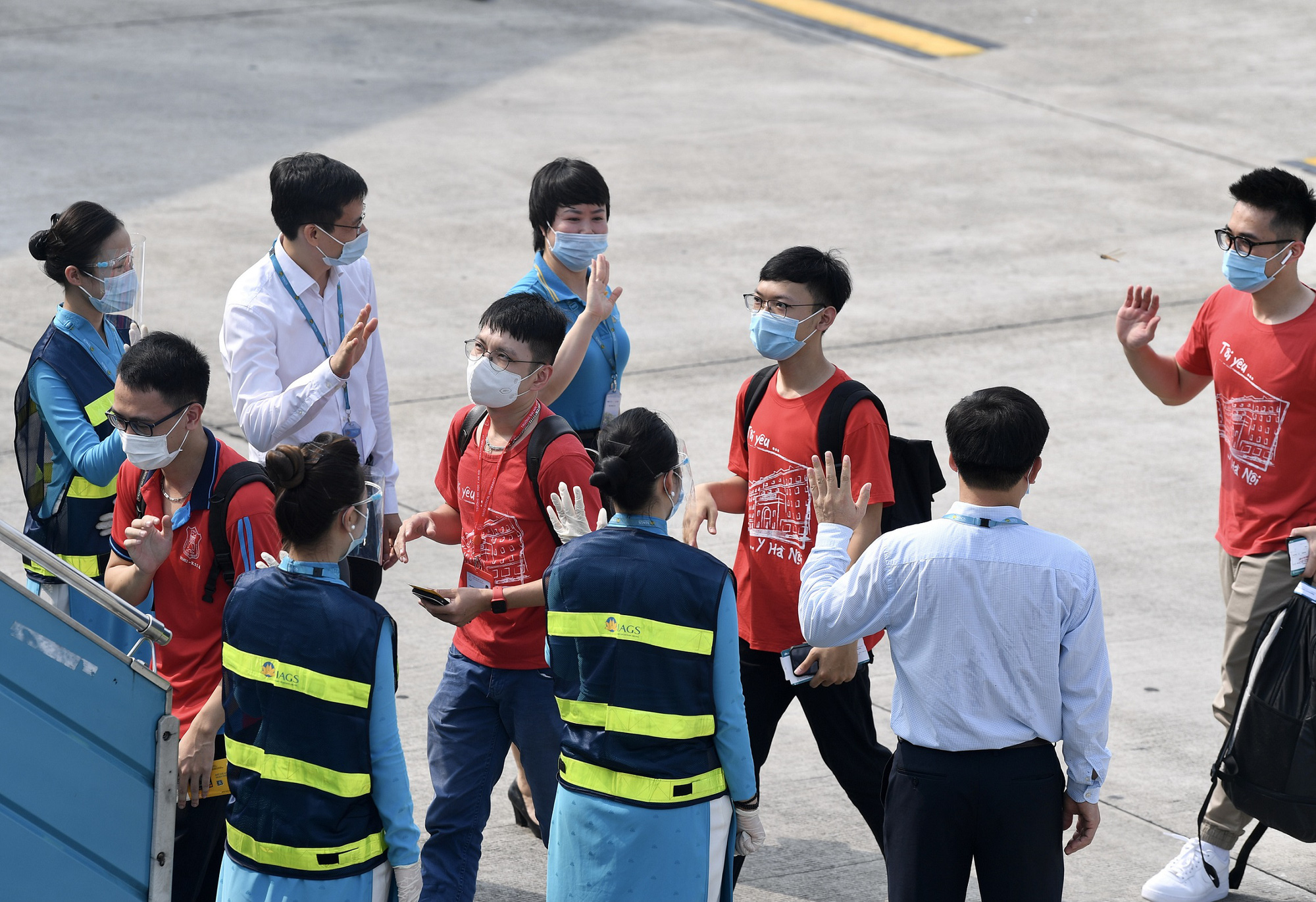 Chuyến bay Vietnam Airlines chở 350 cán bộ, giảng viên và sinh viên có gì đặc biệt? - Ảnh 3.