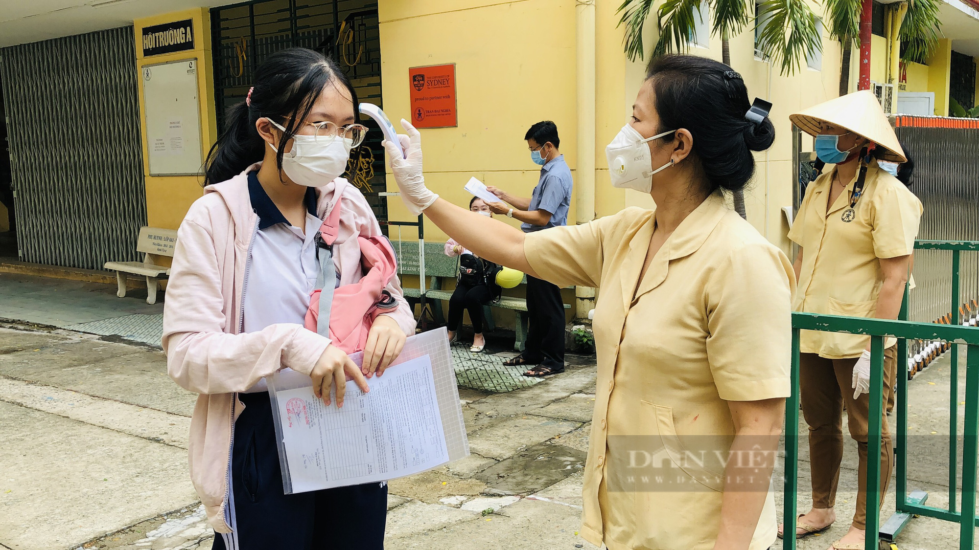Thi tốt nghiệp THPT tại TP.HCM: Phụ huynh được bố trí chỗ chờ con để tránh tụ tập - Ảnh 2.