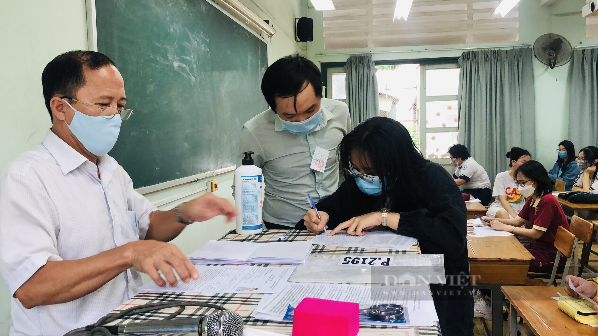 Thi tốt nghiệp THPT tại TP.HCM: Phụ huynh được bố trí chỗ chờ con để tránh tụ tập - Ảnh 5.