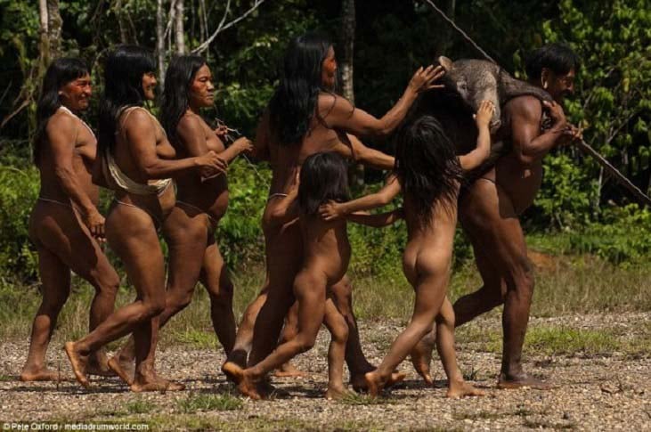 Ecuador: Bộ tộc có bàn chân biến dạng với thời trang kiểu Adam và Eva - Ảnh 2.