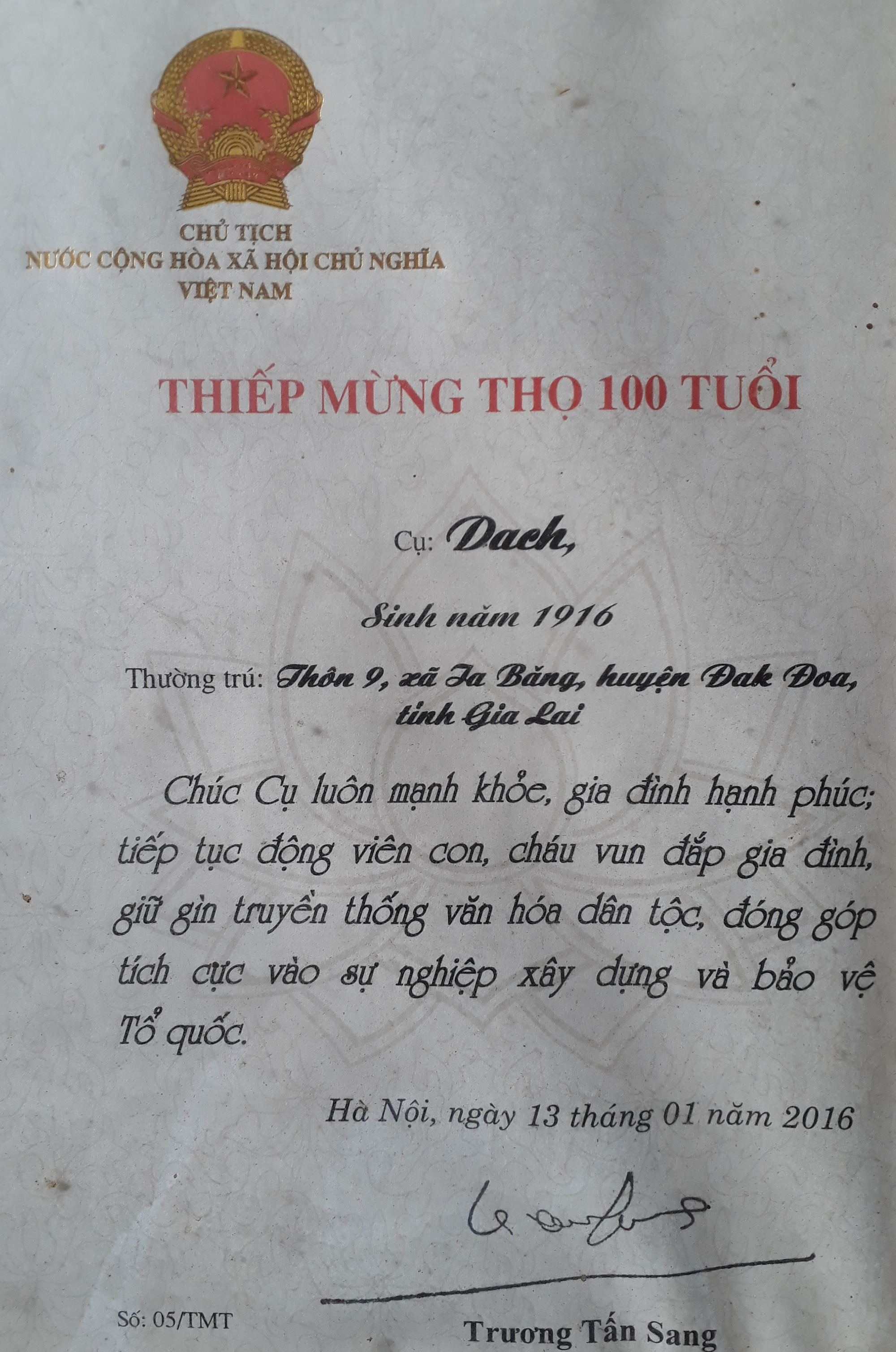 “Cây đại thụ” 105 tuổi vẫn ngân nga từng khúc hát sử thi và đan gùi đi bán - Ảnh 6.