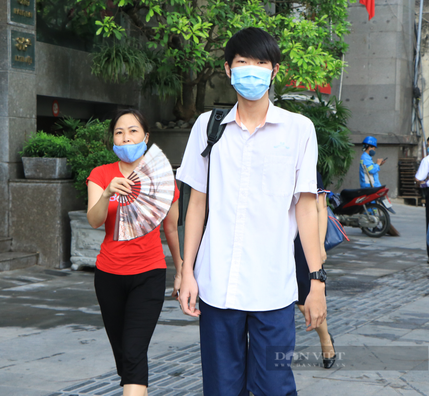 Điểm thi tốt nghiệp THPT đông nhất Hà Nội: Cả bố mẹ đưa con đi thi từ sáng sớm - Ảnh 5.
