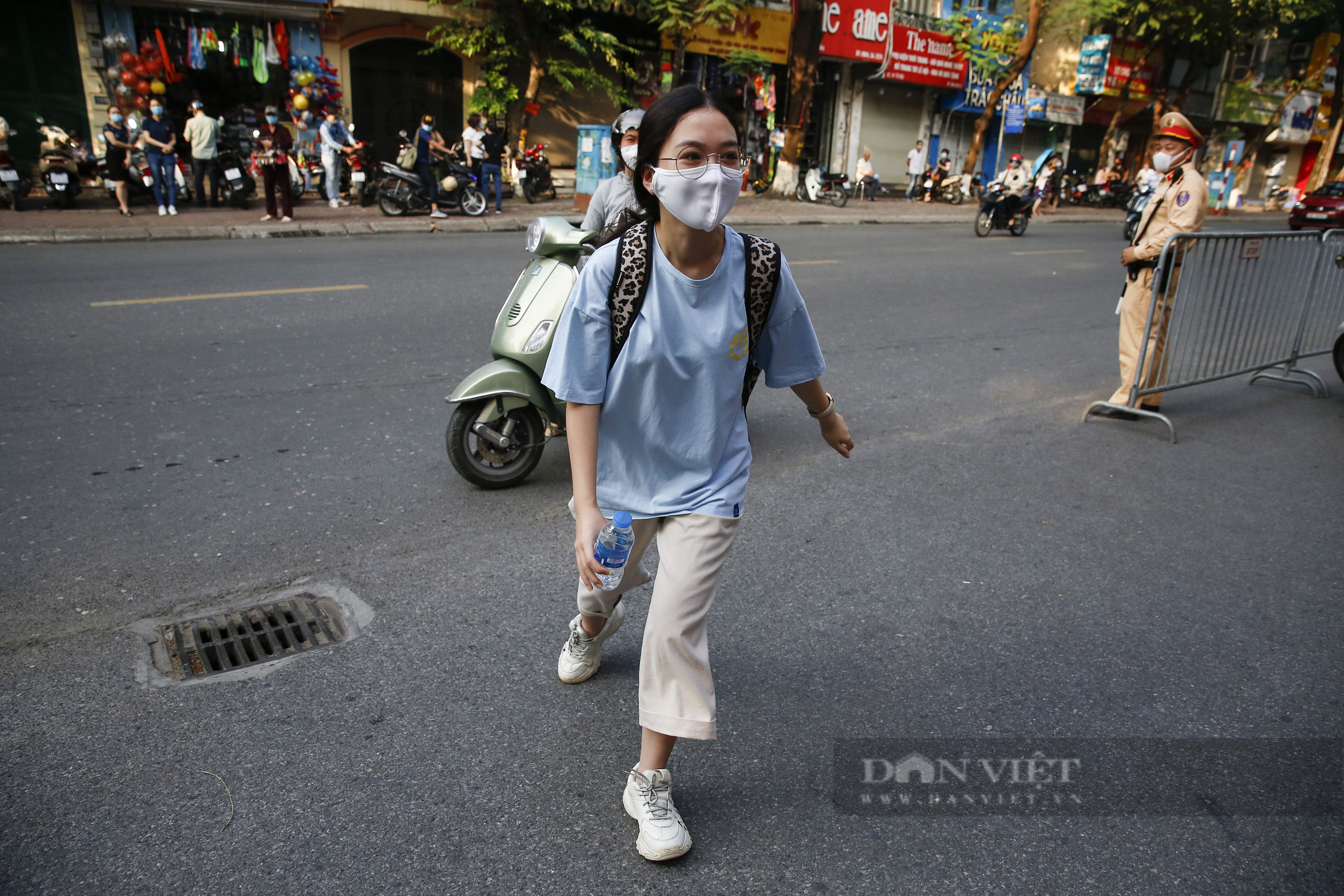 Vội vã đến điểm thi, thí sinh quên mang cả chứng minh thư - Ảnh 4.