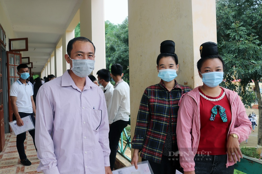 Thí sinh tuổi ông ngoại, bà nội ở Sơn La tung tăng đi thi tốt nghiệp THPT - Ảnh 1.