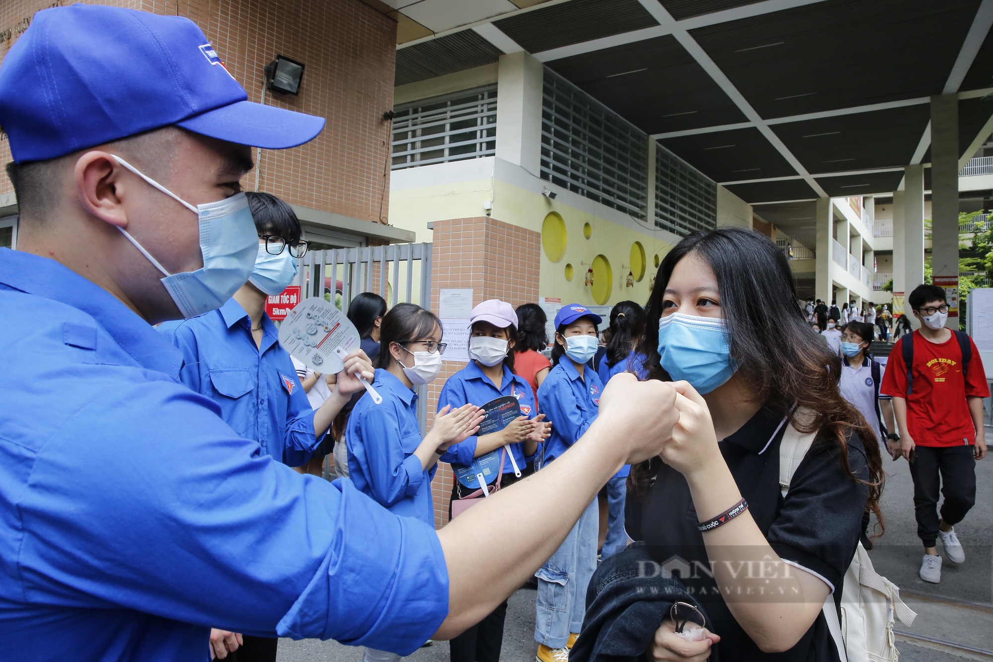 Thí sinh thi tốt nghiệp THPT tại Hà Nội vỡ òa vì &quot;Sóng&quot; của Xuân Quỳnh - Ảnh 7.