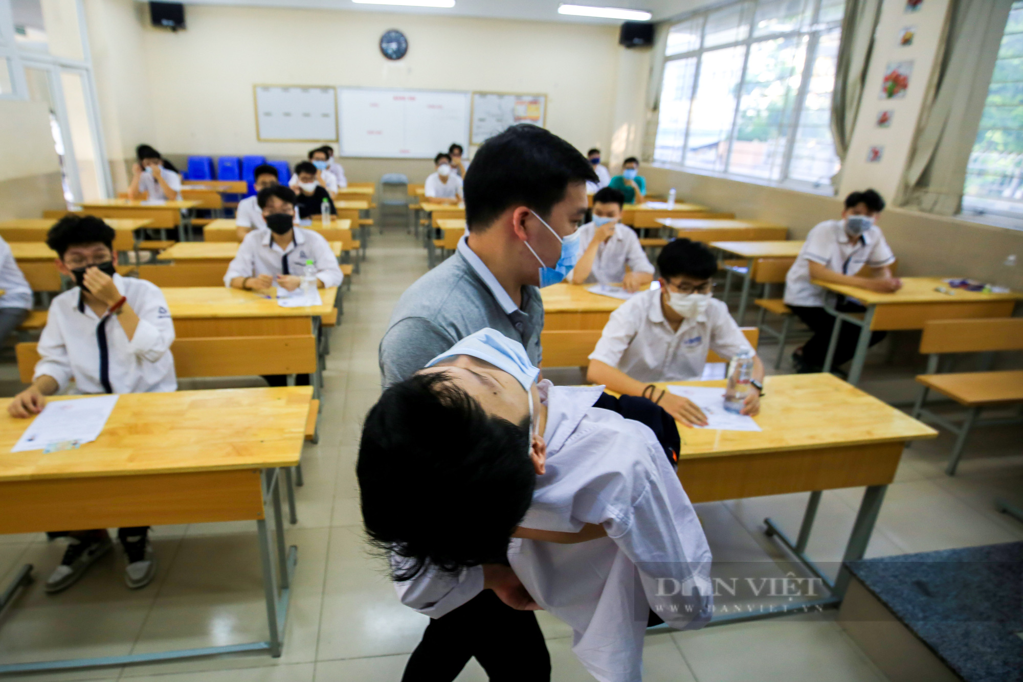 Thí sinh đặc biệt ngồi xe lăn hoàn thành ngày thi đầu tiên - Ảnh 2.