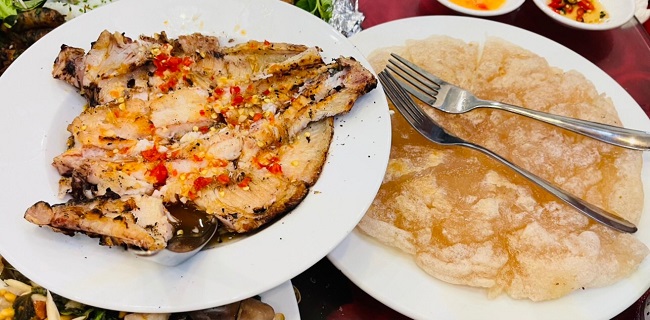 Bình Định: Bất ngờ với món đặc sản khi dích miếng bột mì, gắp miếng cá lóc, chấm nước mắm nhĩ-ngon thôi rồi - Ảnh 1.