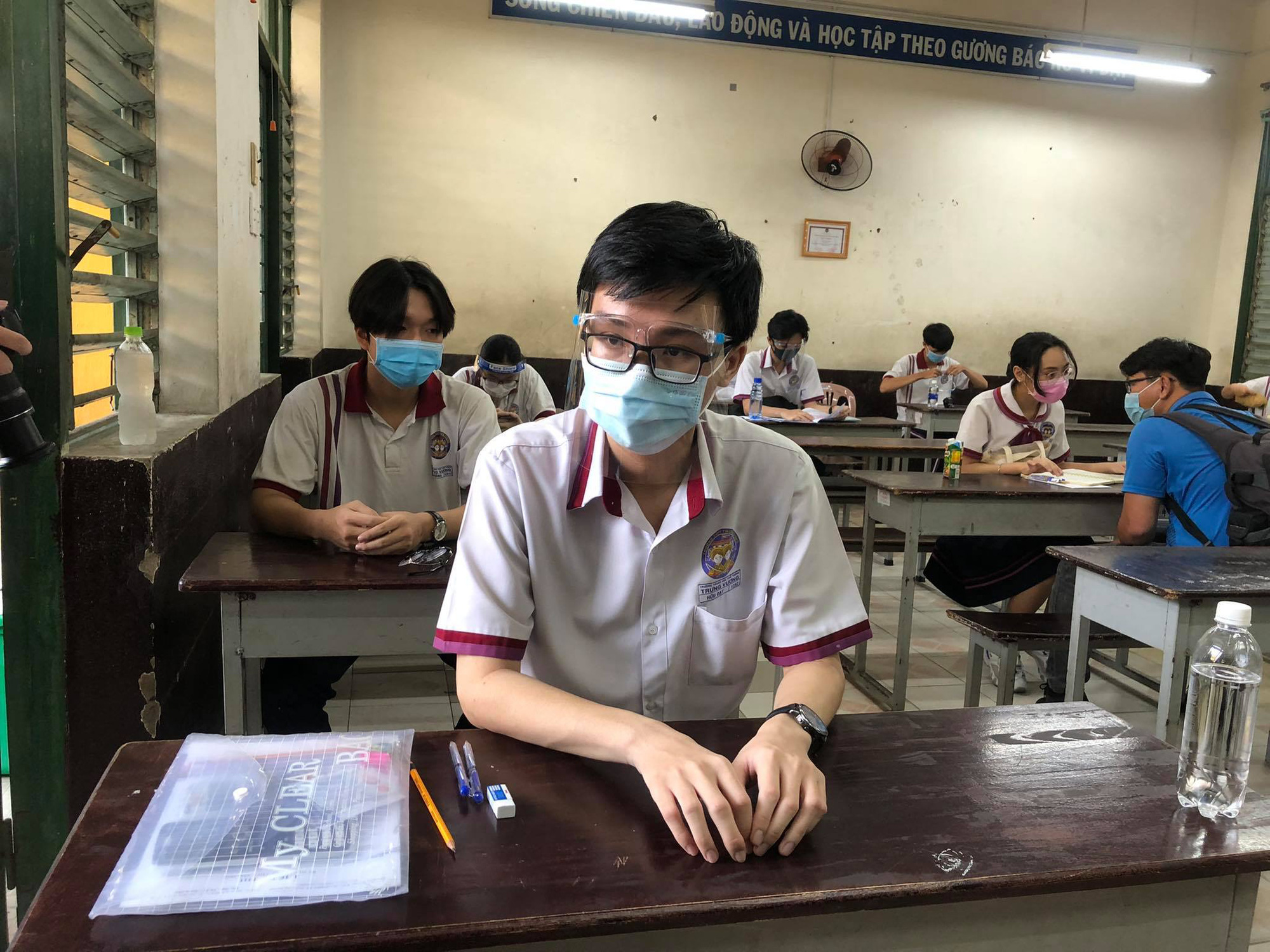 Thí sinh tại TP.HCM bước vào &quot;kỳ thi tốt nghiệp THPT lịch sử&quot;, thứ trưởng &quot;thị sát&quot; nhiều điểm thi - Ảnh 3.