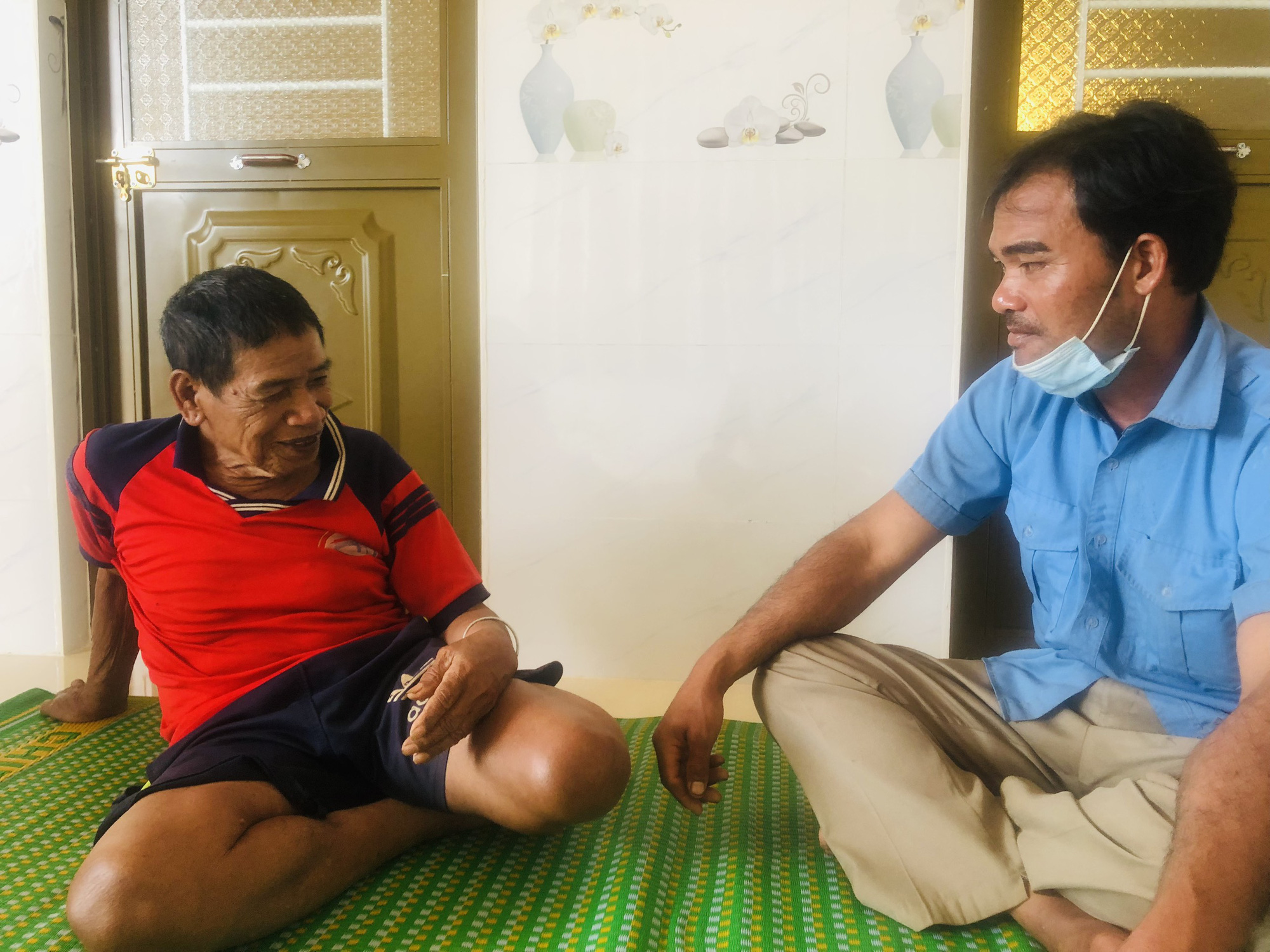 “Cây đại thụ” 105 tuổi vẫn ngân nga từng khúc hát sử thi và đan gùi đi bán - Ảnh 7.