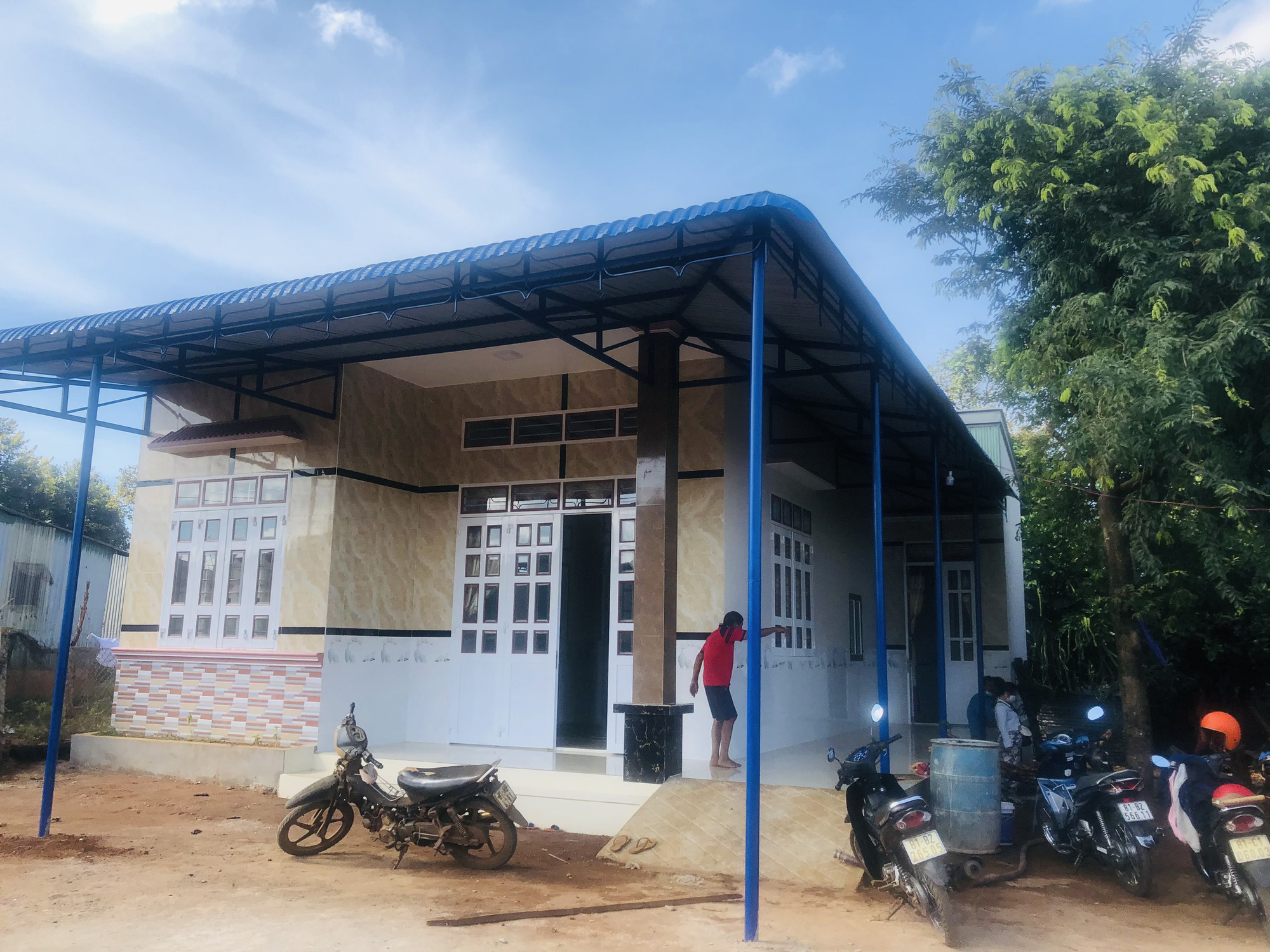 “Cây đại thụ” 105 tuổi vẫn ngân nga từng khúc hát sử thi và đan gùi đi bán - Ảnh 9.