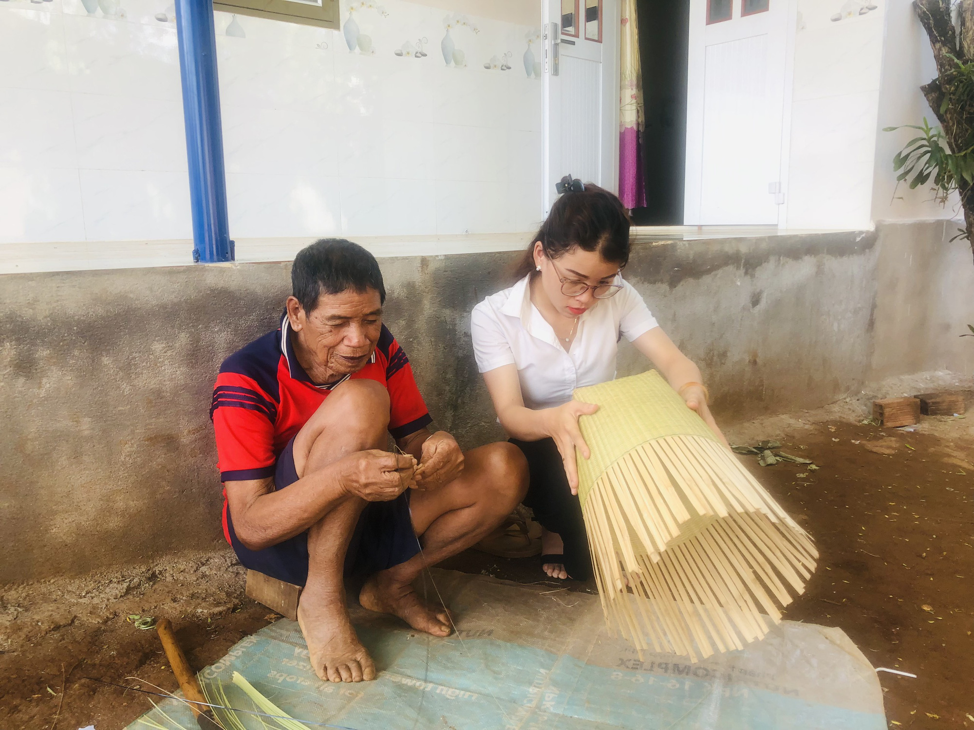 “Cây đại thụ” 105 tuổi vẫn ngân nga từng khúc hát sử thi và đan gùi đi bán - Ảnh 8.