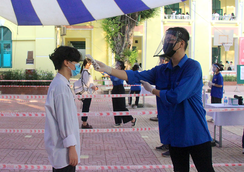 Chủ tịch Hà Nội Chu Ngọc Anh kiểm tra điểm thi tốt nghiệp THPT tại quận Đống Đa - Ảnh 3.
