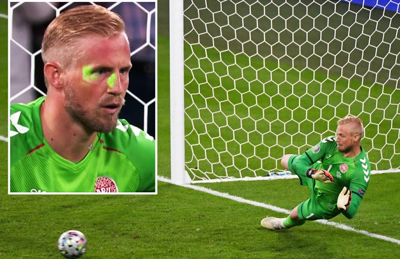 TIẾT LỘ: Schmeichel bị chiếu laser vào mắt khi cản penalty - Ảnh 1.