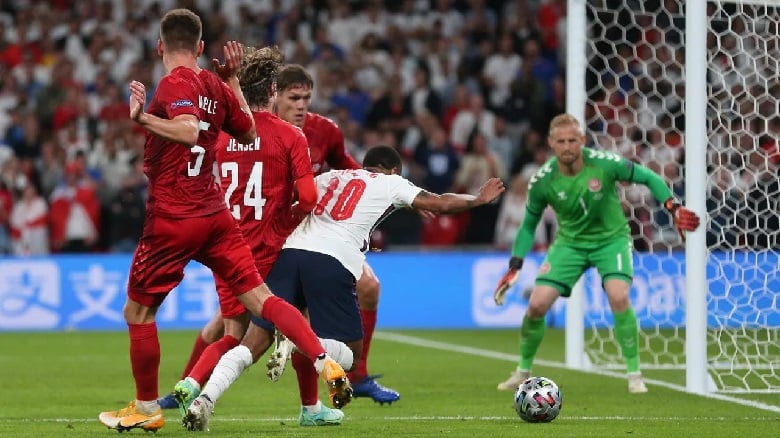TIẾT LỘ: Schmeichel bị chiếu laser vào mắt khi cản penalty - Ảnh 2.