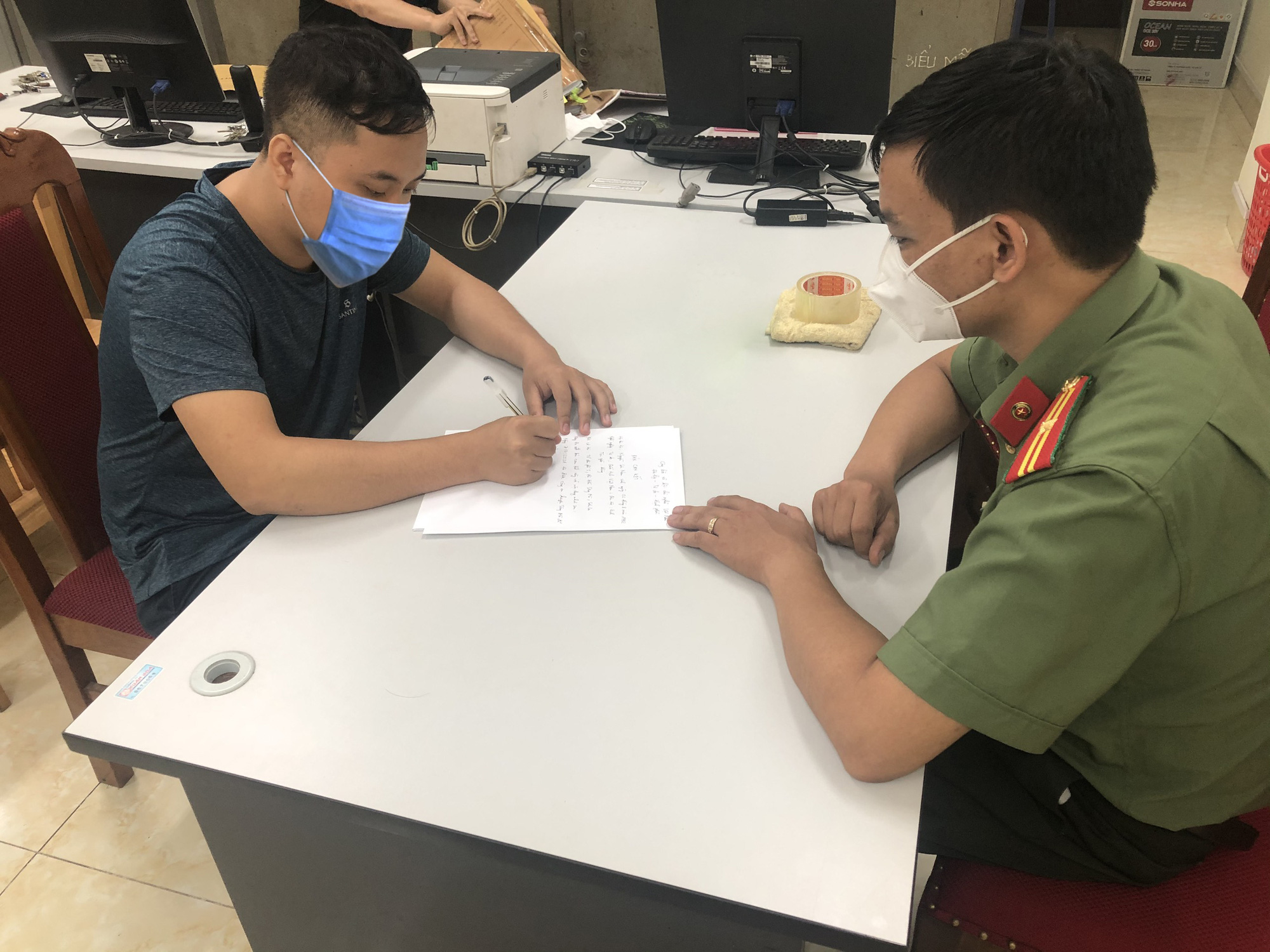 Lời khai mới bất ngờ của 2 đối tượng thông tin sai sự thật về nhân sự Công an tỉnh Sơn La - Ảnh 1.