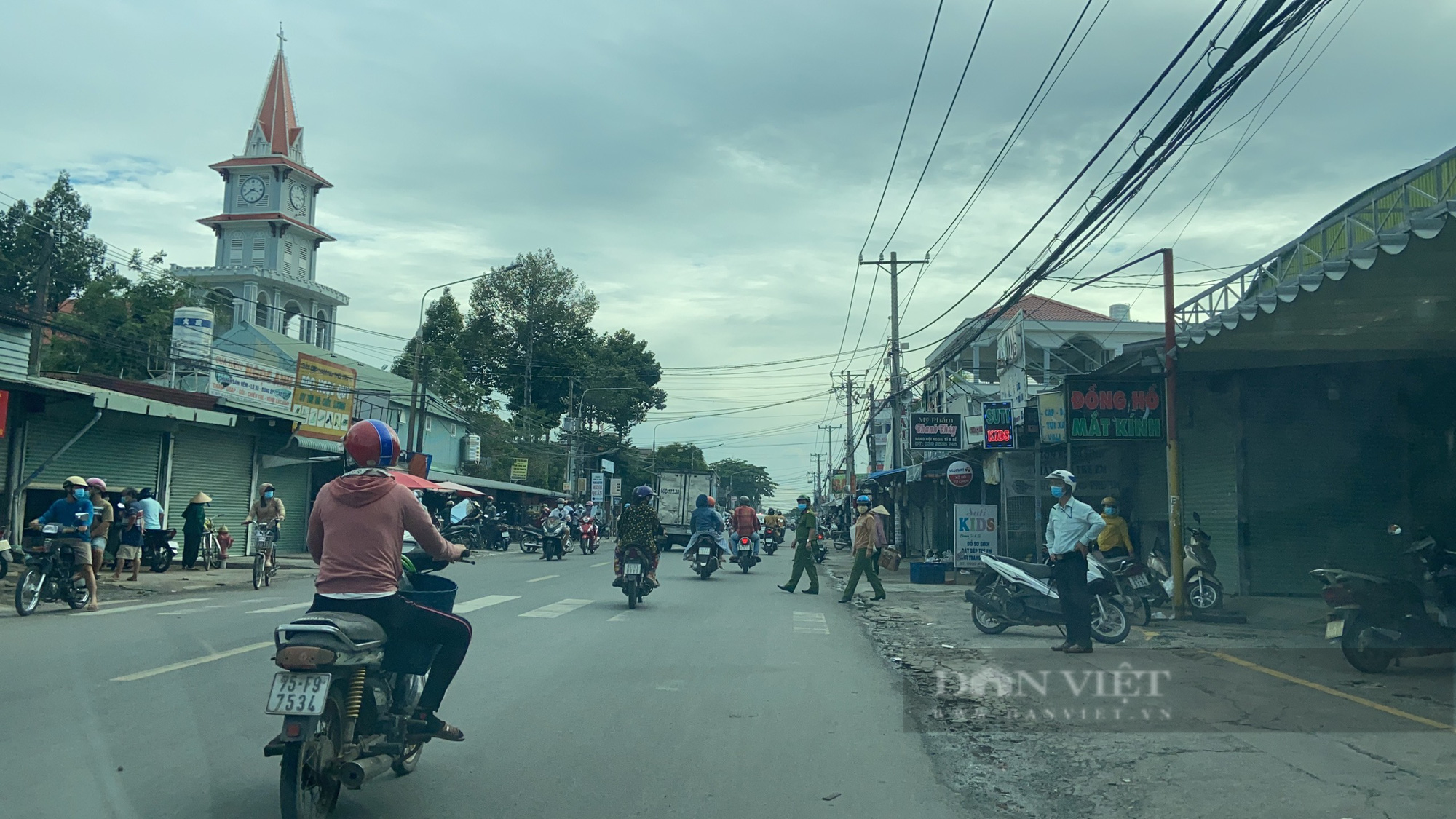 Đồng Nai: Ngày đầu giãn cách nơi đông đúc, nơi đìu hiu, hàng quán đa số đóng cửa - Ảnh 5.
