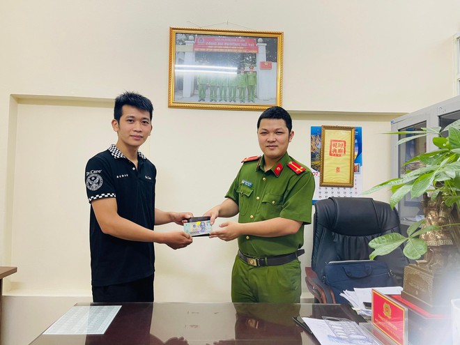 Hà Nội: Tìm khắp hai tỉnh không ra, nhờ &quot;chìa khóa&quot; này công an trả lại chiếc ví bị rơi 6 tháng trước - Ảnh 1.