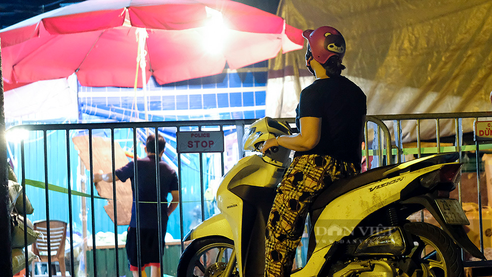 Hà Nội: Phong tỏa tạm thời chợ Long Biên ngay trong đêm do liên quan ca mắc Covid-19 - Ảnh 1.