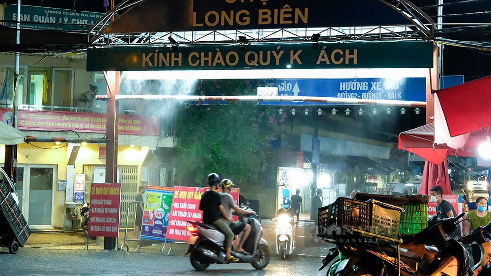 Hà Nội: Phong tỏa tạm thời chợ Long Biên ngay trong đêm do liên quan ca mắc Covid-19 - Ảnh 2.