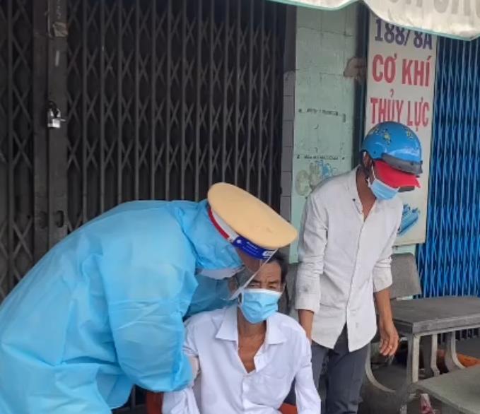  TP.HCM: CSGT trực chốt kiểm soát giúp người dân bị nhồi máu cơ tim qua cơn nguy kịch - Ảnh 2.