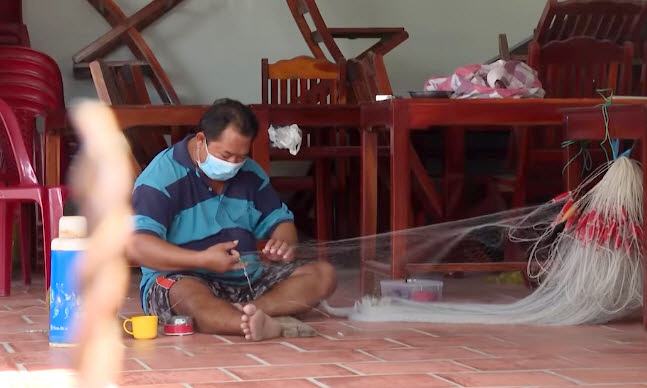 Người dân hẻm 69 đường Nguyễn Đình Chiểu, phường Hàm Tiến làm việc sinh hoạt ở trong nhà. Ảnh: Lâm Khoa