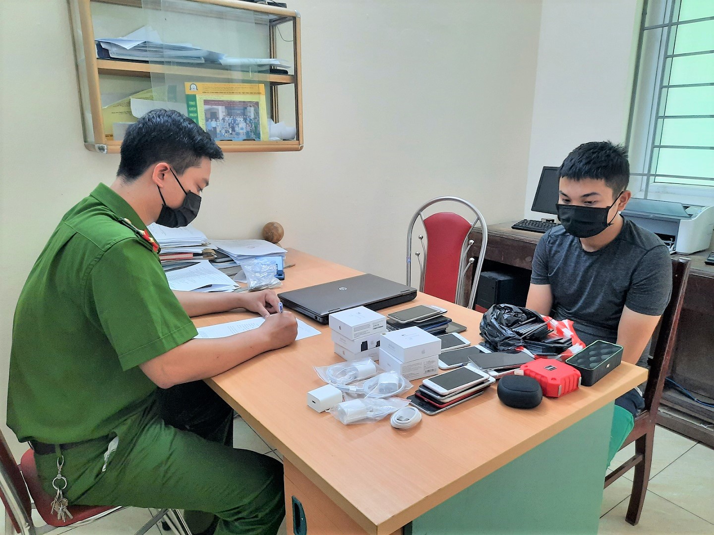 09821bat dt trộm cắp083209.jpg 09821bat dt trộm cắp083209.jpg