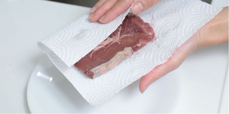 Xào, rán bị bắn dầu, làm theo 6 mẹo này đảm bảo nấu ăn an toàn, sạch bóng - Ảnh 4.