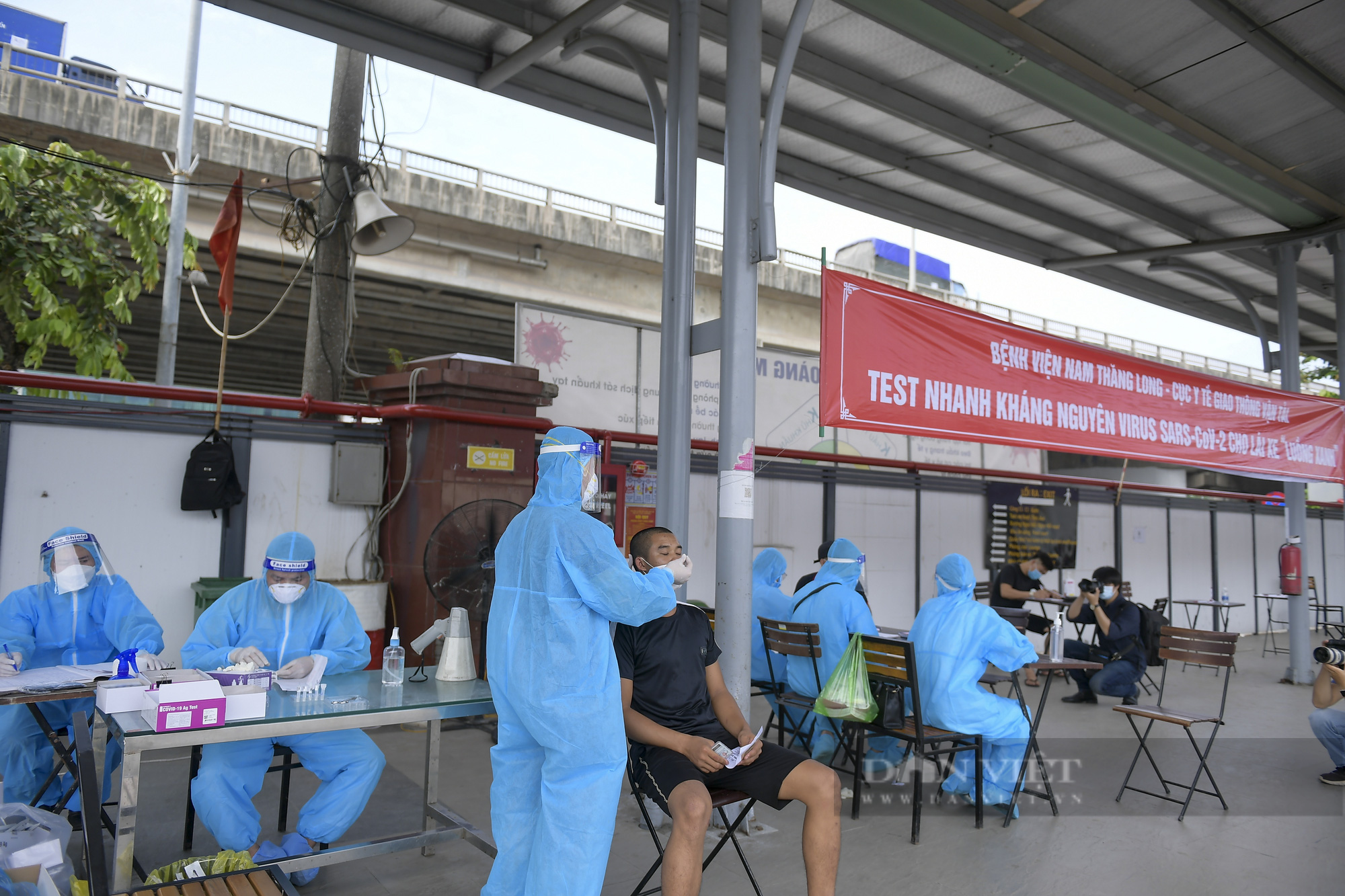 Hà Nội: Hàng trăm lái xe &quot;luồng xanh&quot; được test nhanh kháng nguyên virut SARS-CoV-2  - Ảnh 1.