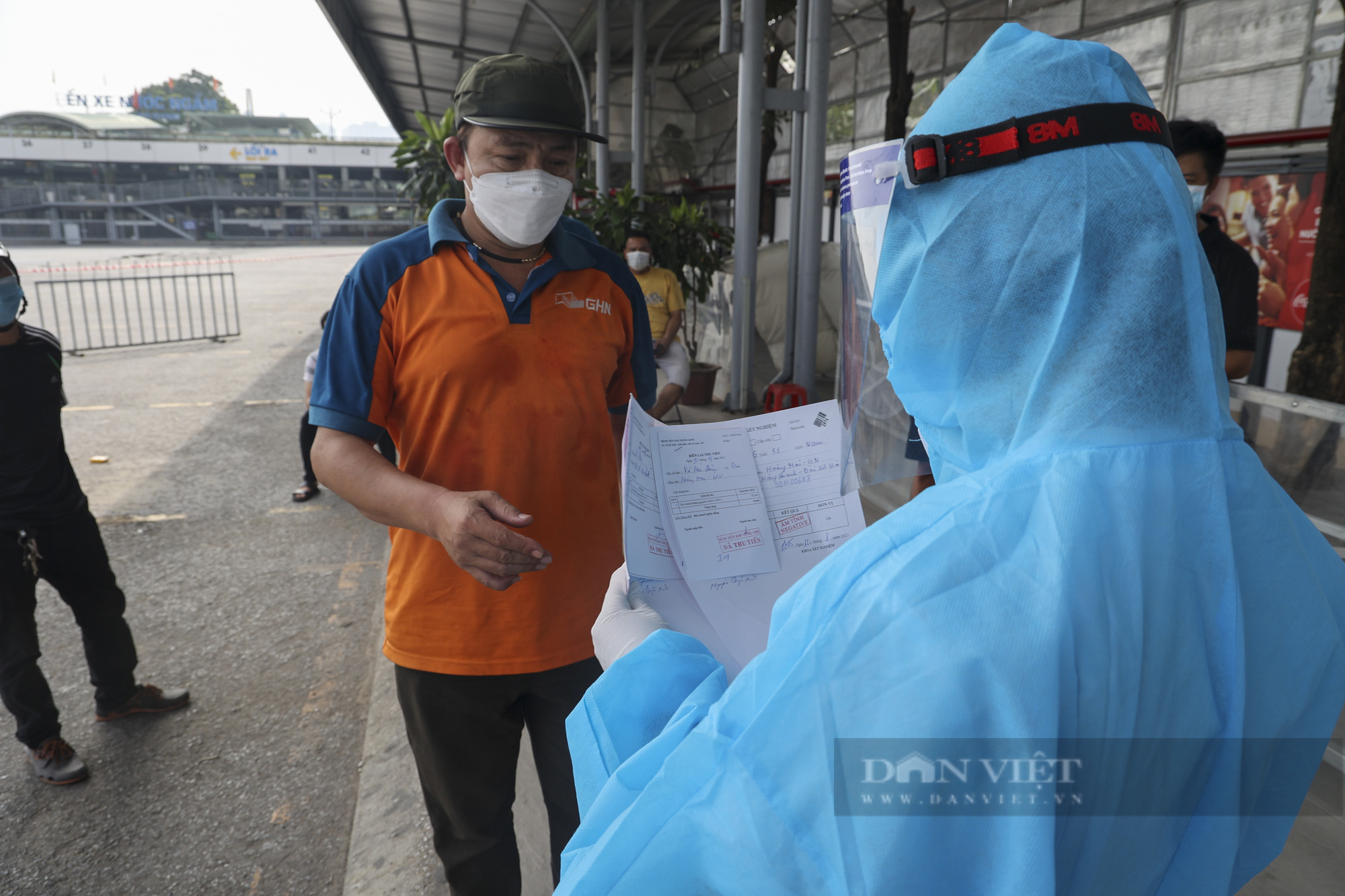 Hà Nội: Hàng trăm lái xe &quot;luồng xanh&quot; được test nhanh kháng nguyên virut SARS-CoV-2  - Ảnh 2.