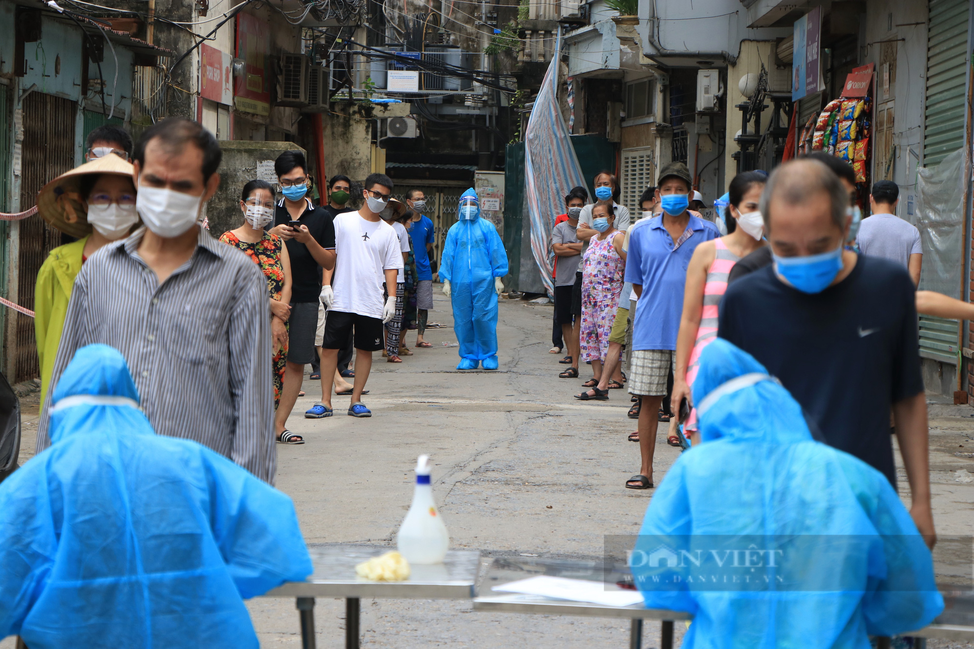 Những chiến binh xuyên ngày đêm lấy mẫu xét nghiệm ở Hà Nội: &quot;Tôi chuẩn bị tâm lý có thể trở thành F0, F1&quot; - Ảnh 1.