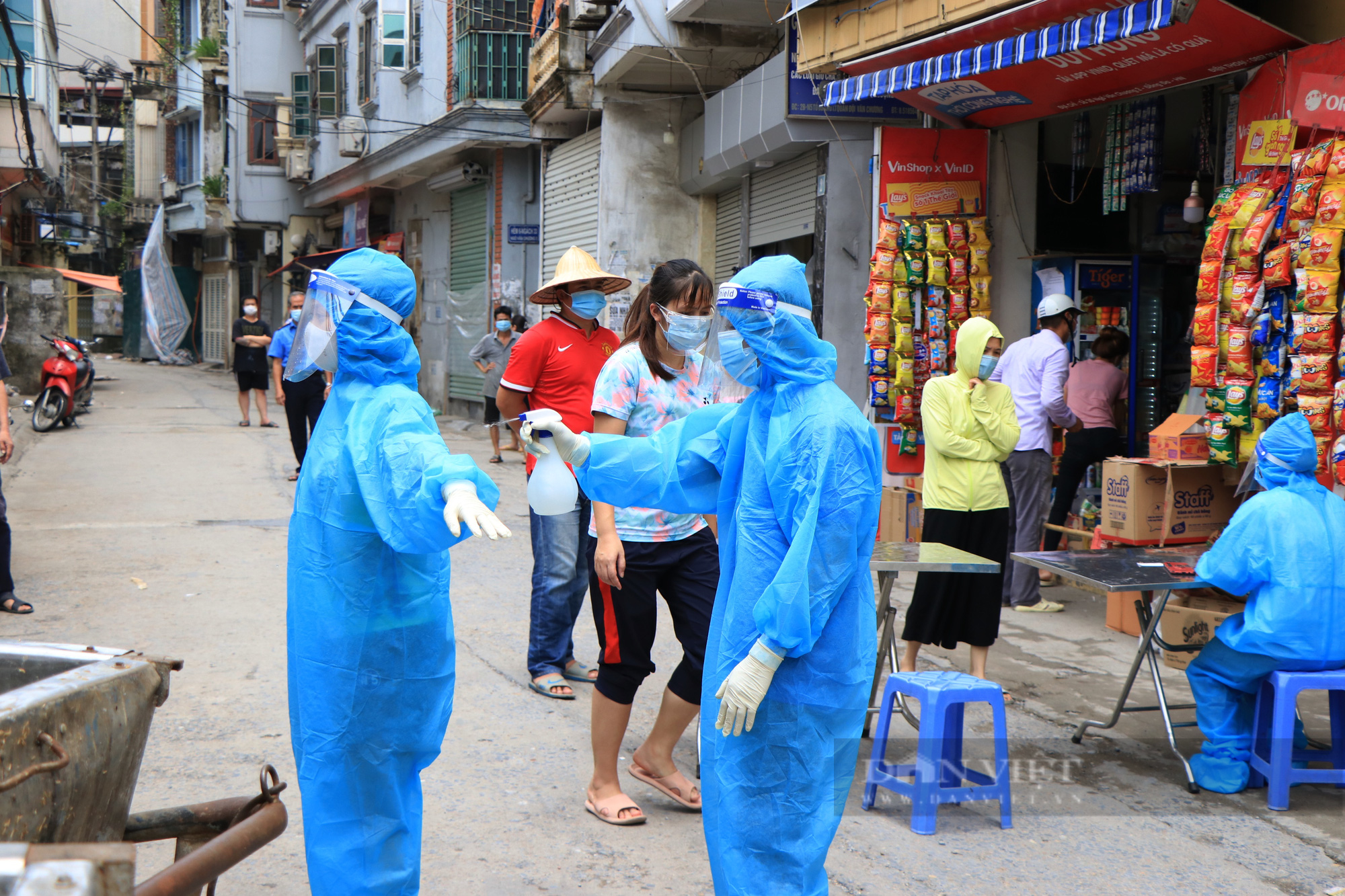 Những chiến binh xuyên ngày đêm lấy mẫu xét nghiệm ở Hà Nội: &quot;Tôi chuẩn bị tâm lý có thể trở thành F0, F1&quot; - Ảnh 7.