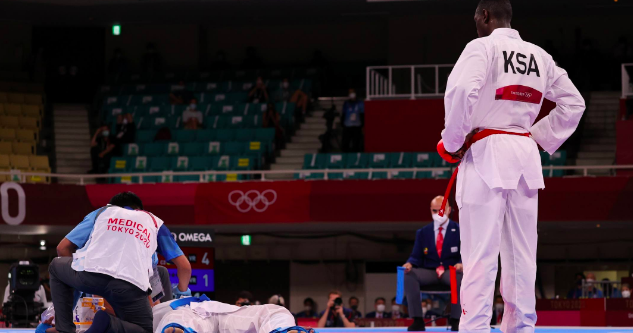 Võ sĩ đánh ngất xỉu đối thủ tại Olympic 2020 được tôn vinh như người hùng - Ảnh 2.