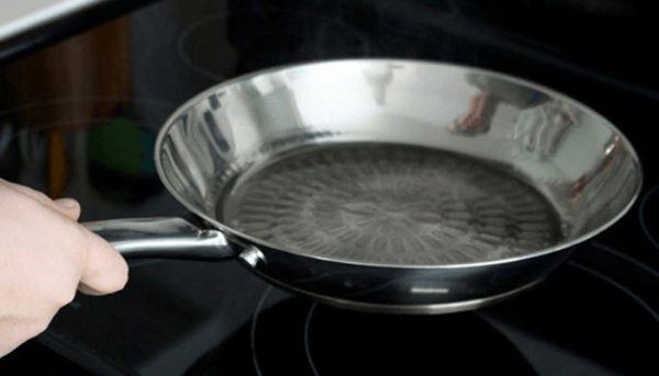 Xào, rán bị bắn dầu, làm theo 6 mẹo này đảm bảo nấu ăn an toàn, sạch bóng - Ảnh 1.